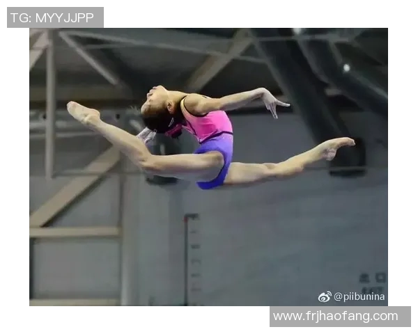 足球明星一字马挑战赛引发热议球场外的惊艳表现与体育精神的完美结合